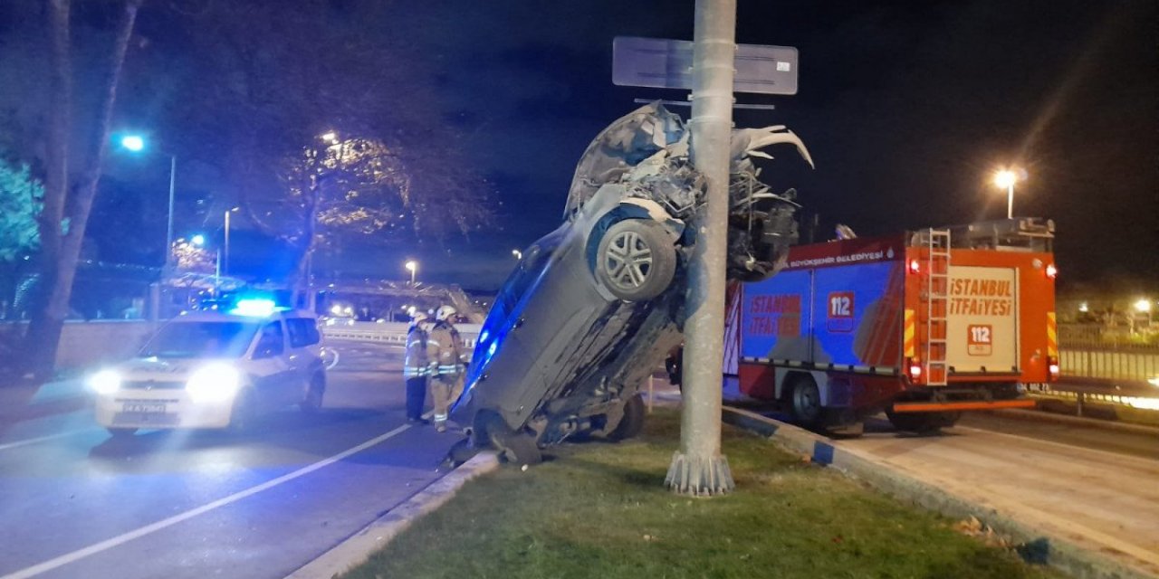 Bakırköy'de otomobil yön tabelası direğine asılı kaldı: 1 yaralı