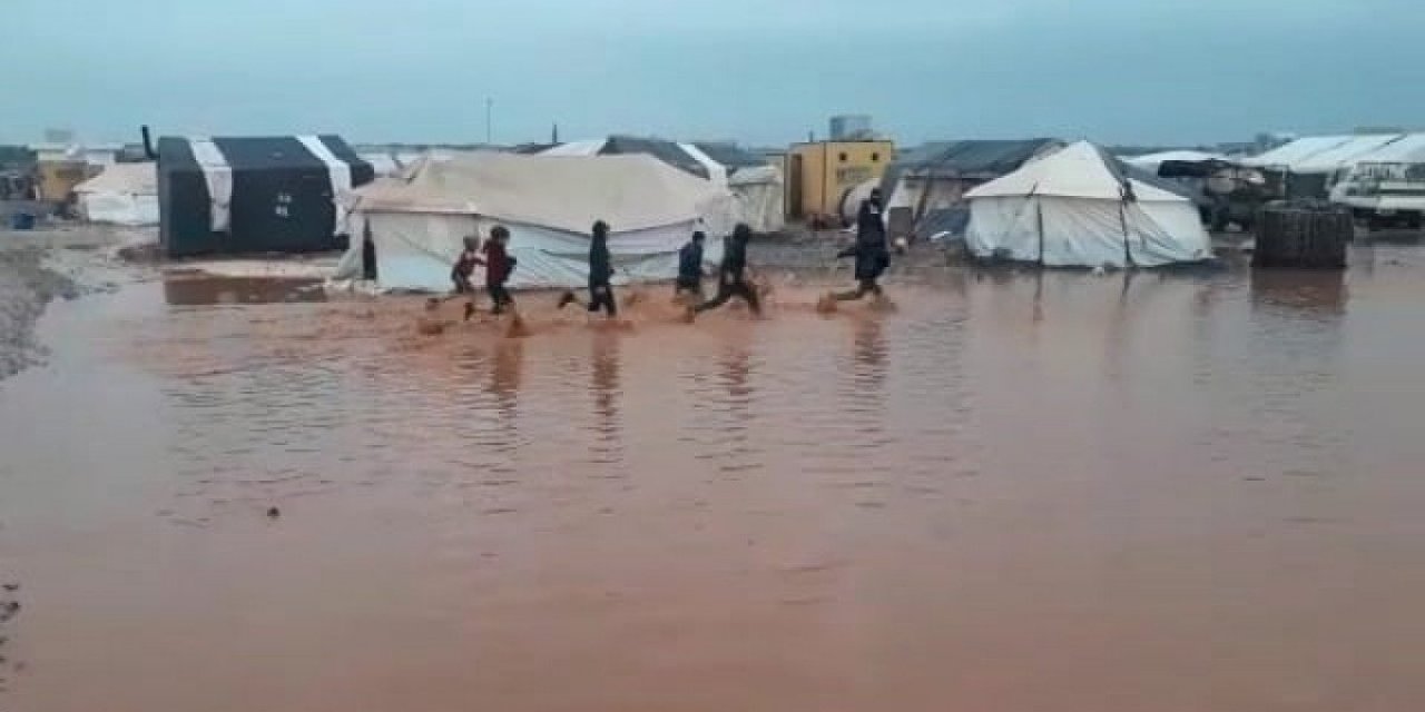 İdlib'deki sığınmacı kamplarını su bastı
