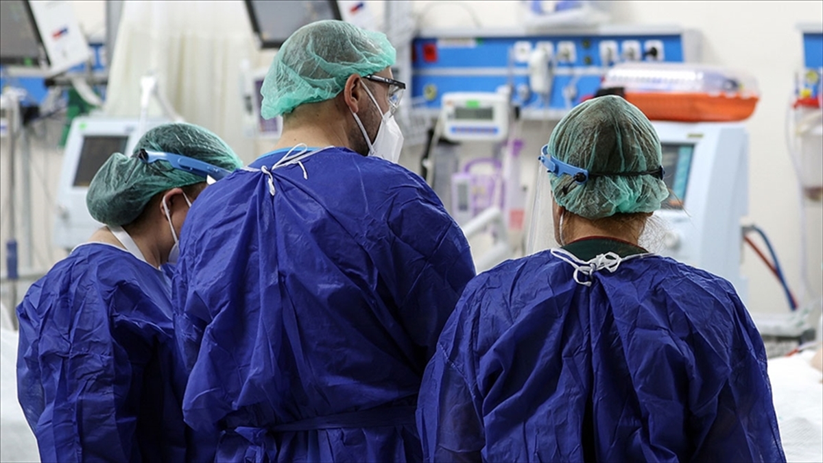 Türkiye'de 18 Bin 762 Kişinin Testi Pozitif Çıktı, 176 Kişi Yaşamını Yitirdi