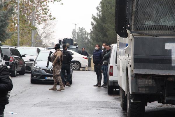Polis karakoluna pompalı tüfekle girerek ateş açtı