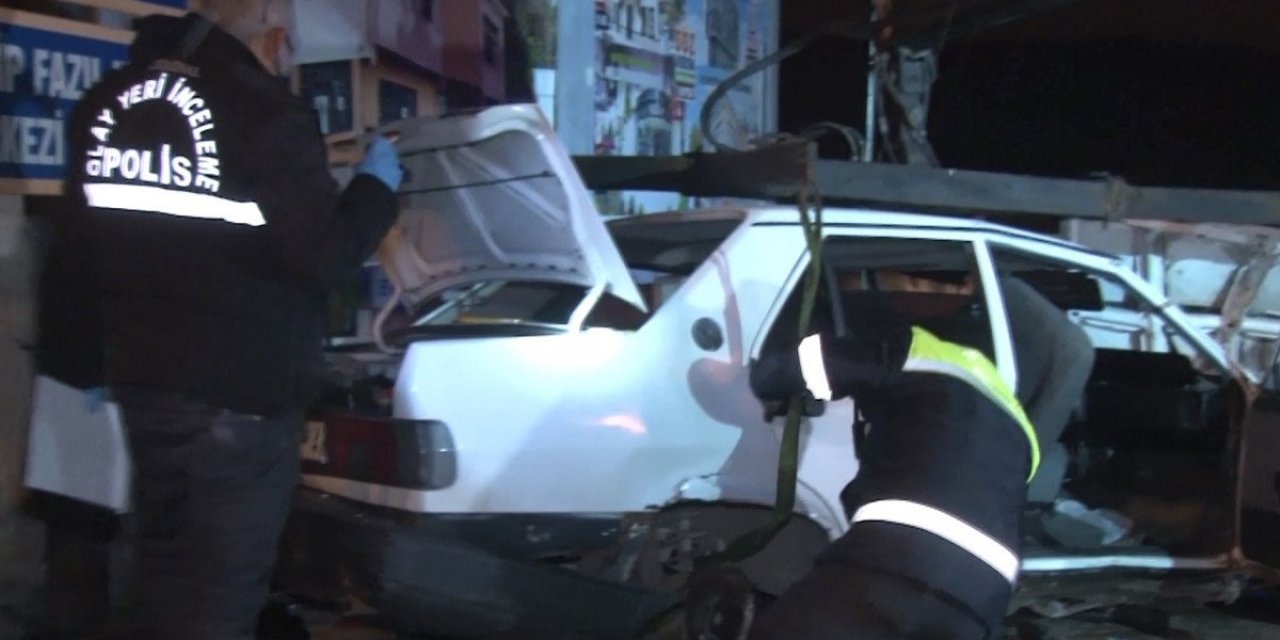 Ankara'da duvara çarpan otomobilin sürücüsü öldü