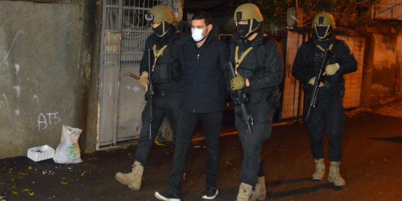 Adana’da DEAŞ operasyonu: Kapılar koçbaşlarıyla kırıldı