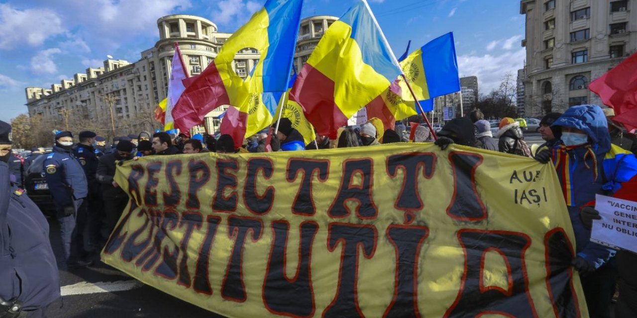 Romanya’da koronavirüs tedbirlerine karşı binlerce kişi Meclise yürüdü