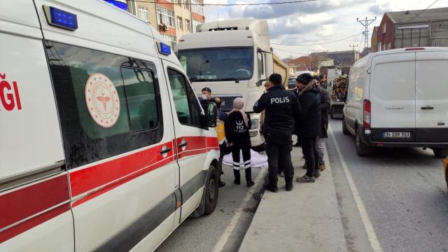 Bebeğini kurtaran anne kamyonun altında kalarak can verdi! Olay yerine gelen baba yıkıldı