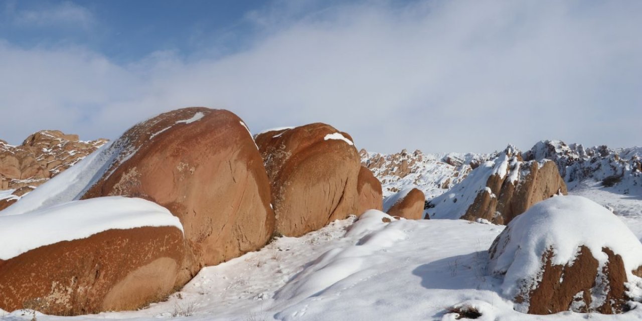 Dünya’daki Mars: Eğribucak kayalıklarına kar yağdı