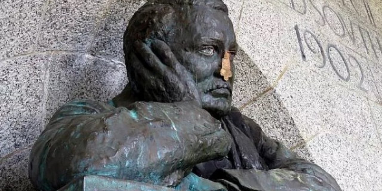 Zimbabve Devlet Başkanı, sömürgeci Rhodes'un mezarının İngiltere'ye nakledilmesini istedi