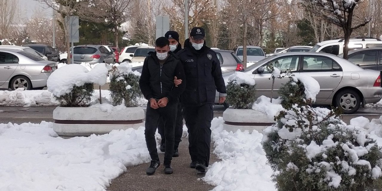 Konya'da annesini öldürmeye giderken yakalandı