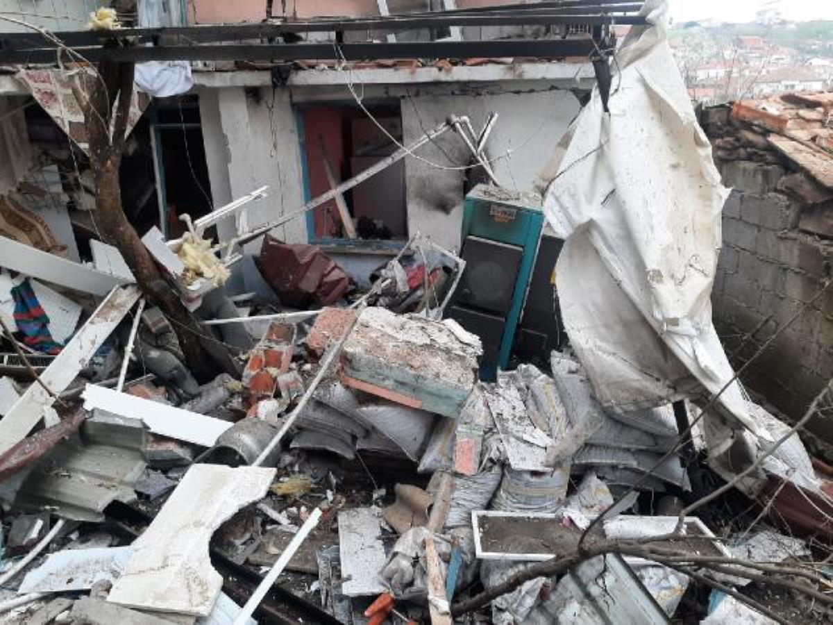 Mutfaktaki patlamada ev harabeye döndü