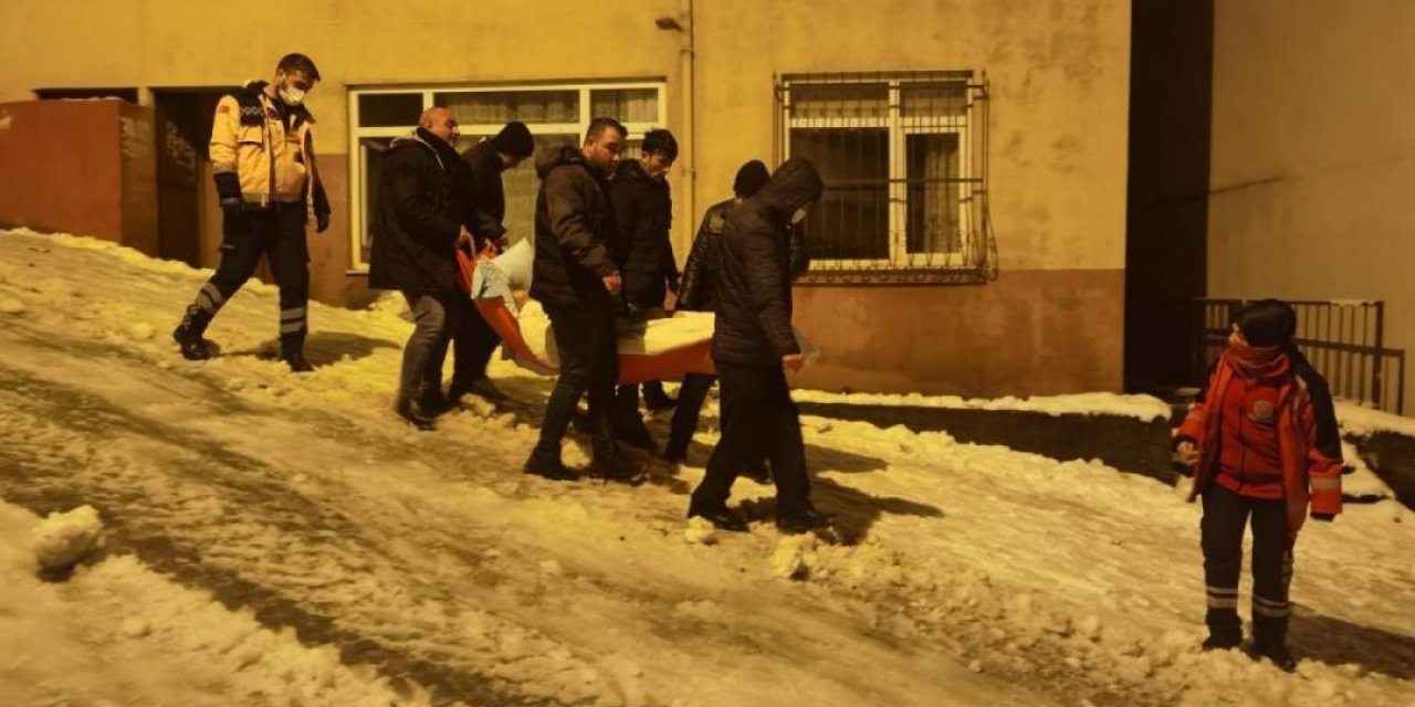 Zonguldak'ta ambulansın çıkamadığı buzlu rampada hastayı taşıdılar