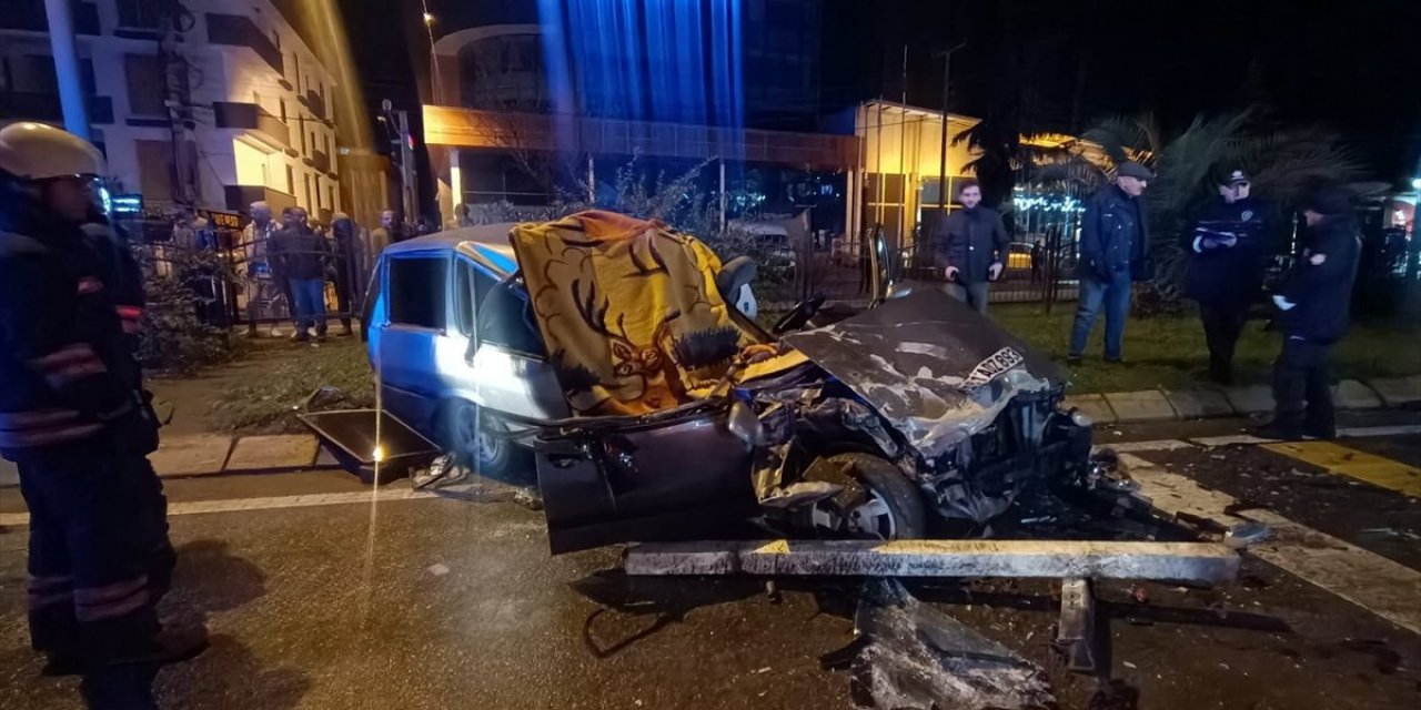 Trabzon'da otomobil tıra çarptı: 1 ölü