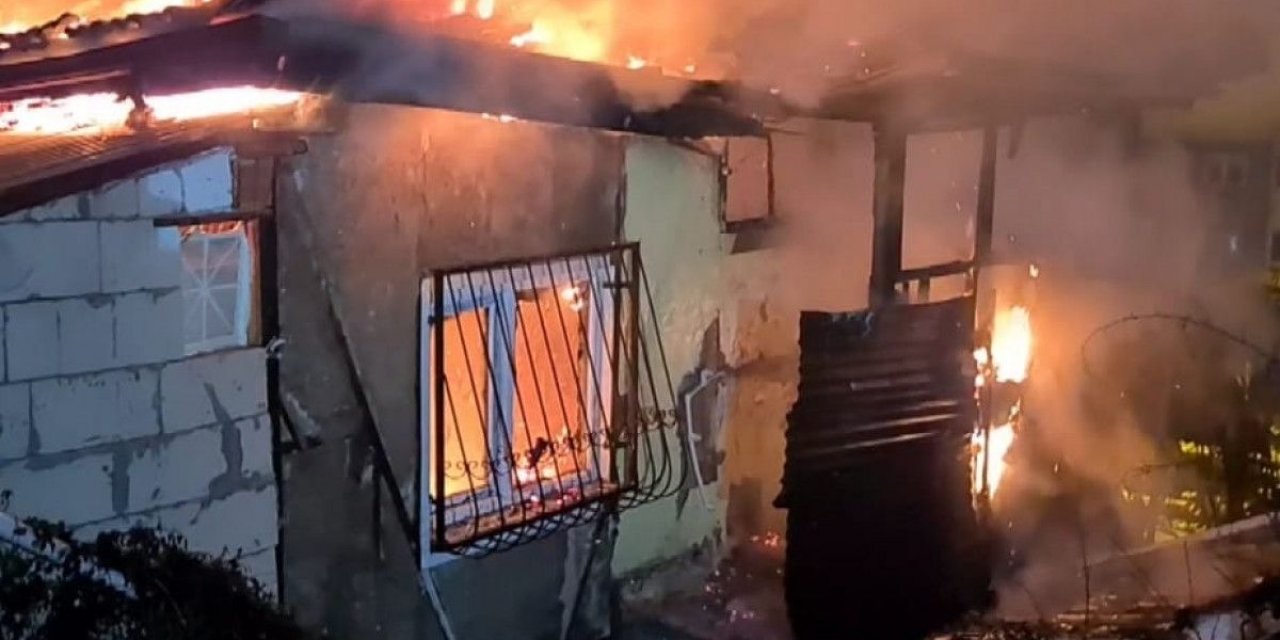 Karabük'te yanan evde çökme meydana geldi: Enkazda arama başlatıldı