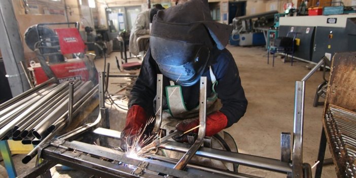 Van'da Meslek Lisesi Dezenfektan Ve Mobilya Üreterek 3,7 Milyon Lira Ciroya Ulaştı