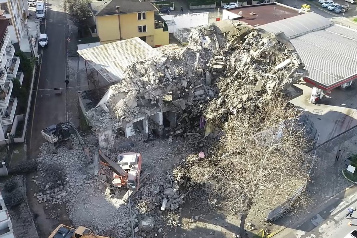 1999 Marmara depreminden kalan izler silinmeye devam ediyor