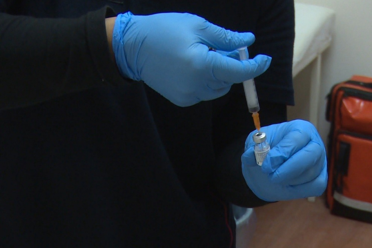 Fransa'da aşı karşıtı protestocular Guadeloupe Yasama meclisini bastı