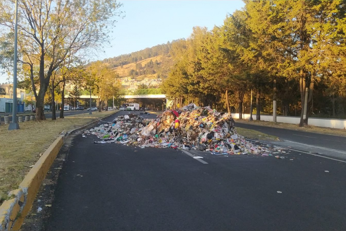 Meksika'da belediye işçileri sokaklara çöp dökerek ateşe verdi
