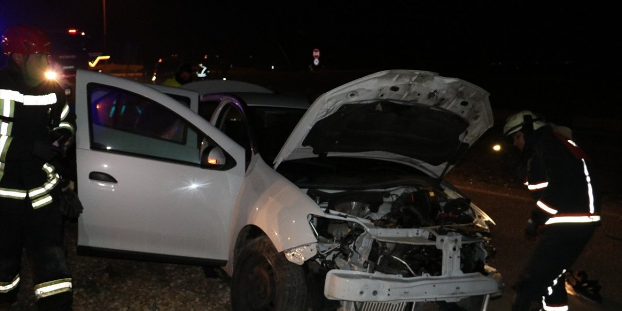 Manisa'da 2 otomobil çarpıştı: 8 yaralı