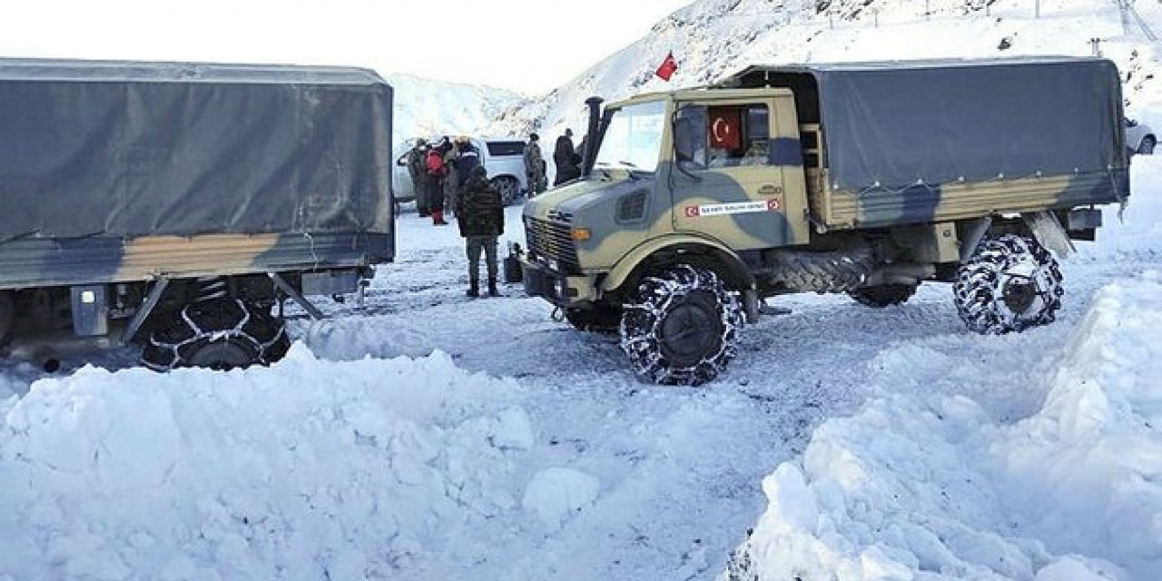 Hakkari'de çığ paniği! Çok sayıda araç ve vatandaş mahsur kaldı