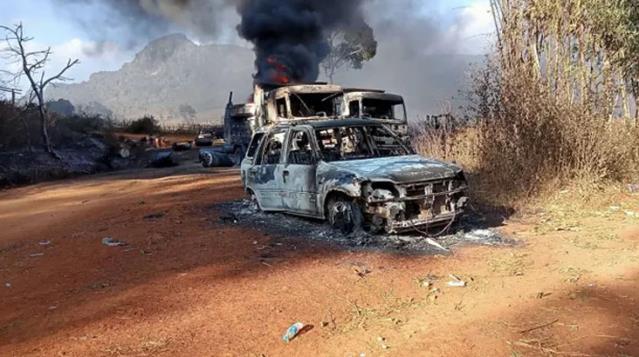 Ordunun yönetime el koyduğu Myanmar'da katliam: 30 yanmış ceset bulundu