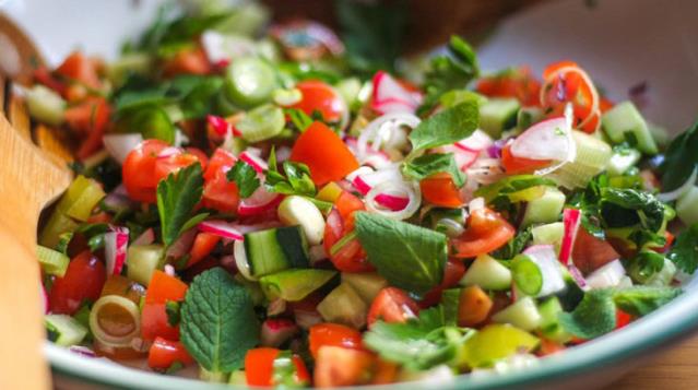 Salatayı ağzına götüreceği sırada göz göze geldiği hayvan sebebiyle büyük korku yaşadı