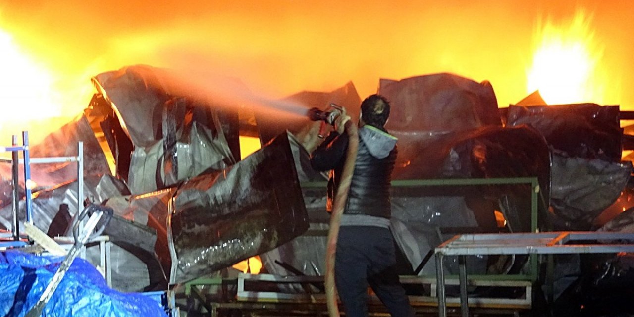 Düzce’de korkutan fabrika yangını: 20 işçi dumandan etkilendi