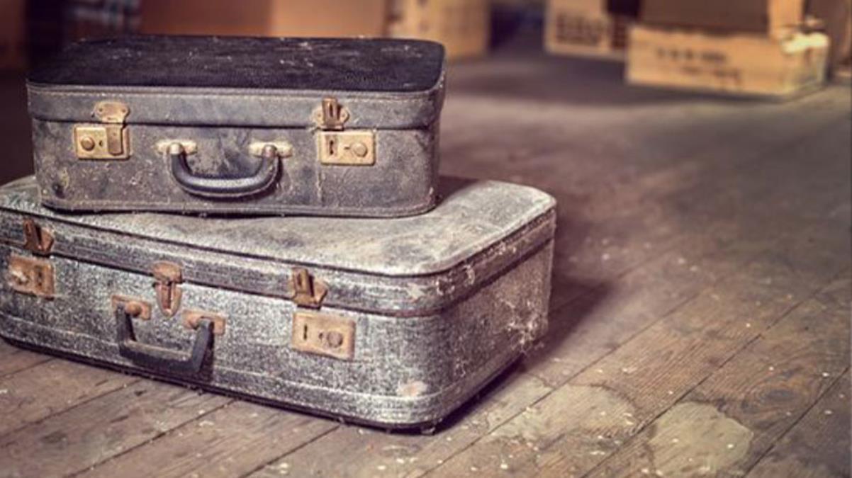 Evlerinde 37 yıldır kapalı duran odadaki çantayı açan kız kardeşler, çığlık çığlığa sevinmeye başladı