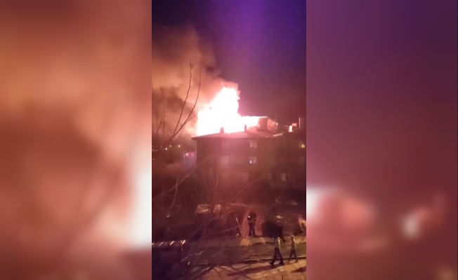 Yalova'da bir binanın çatısında yangın çıktı, bina tahliye edildi