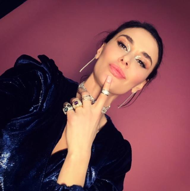 Anne ve babasının ölümünü kaldıramayan ünlü manken Ayşe Hatun Önal, kendisini eve kapattı