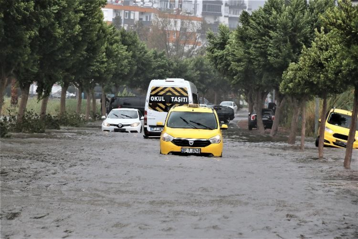 Meteoroloji'nin ‘kırmızı' kodlu uyardığı Antalya'da 3 ilçede okullar tatil edildi
