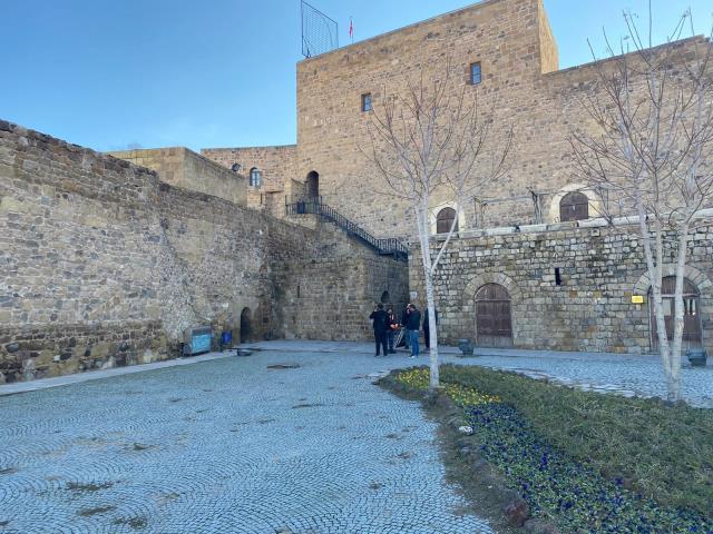 Definecilerin kazdığı tünele, dengesini kaybeden kadın düştü