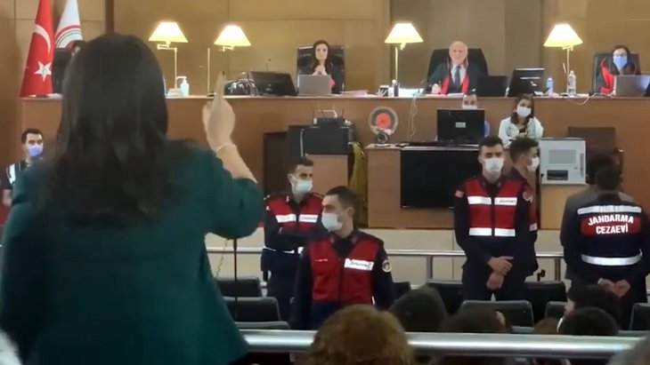 Pervin Buldan, soru sorma şekline sinirlendiği hakime parmak salladı: Bu adama katil gibi davran