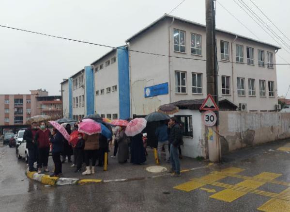 Okuldaki taciz iddiası velileri sokağa döktü