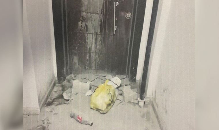 Komşusunun kapısına idrarını yapıp, çöp bırakan kişiyi güvenlik kamerası ele verdi