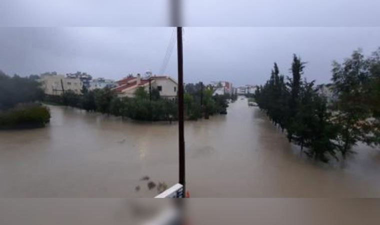KKTC'de şiddetli yağış: Cadde ve sokaklar göle döndü