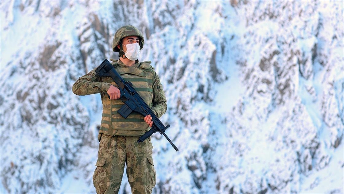 Mehmetçik Yeni Yıla Vatan İçin Elleri Tetikte Giriyor