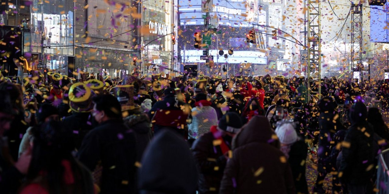 New Yorklular, 2022'yi Times Meydanı'nda kutladı