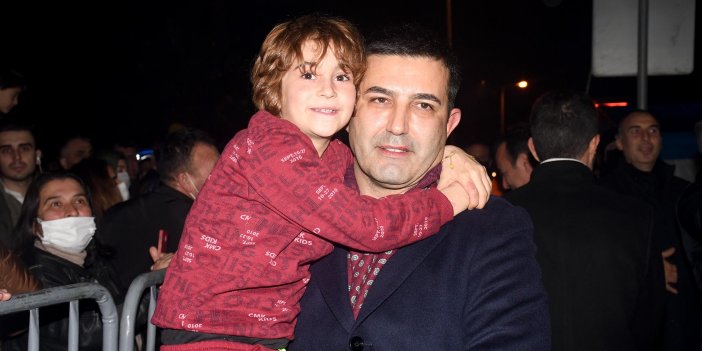 KUŞADASI’NDA ON BİNLER YENİ YILA SOKAK PARTİSİYLE GİRDİ