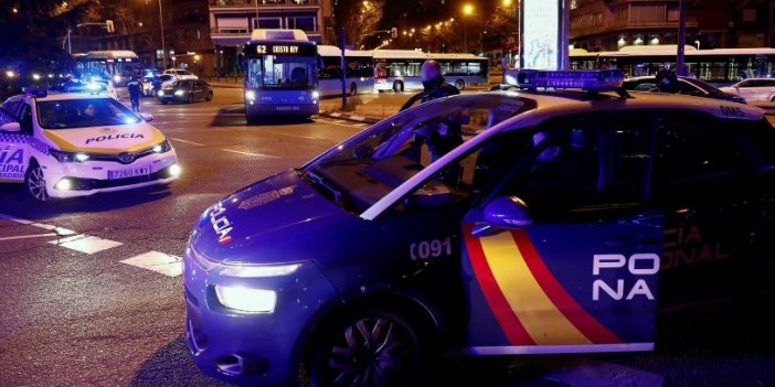 Yılbaşına Grup Seks Yaparken Girmek İsteyenlere Polis Engeli!