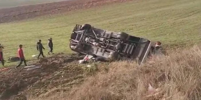 Güreşçileri taşıyan midibüs devrildi: 1 ölü, 15 yaralı