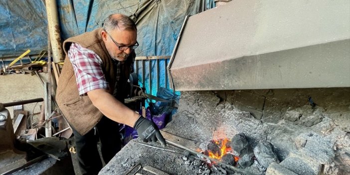 Dede Yadigarı Mesleğinde 40 Yıldır Demire Şekil Veriyor