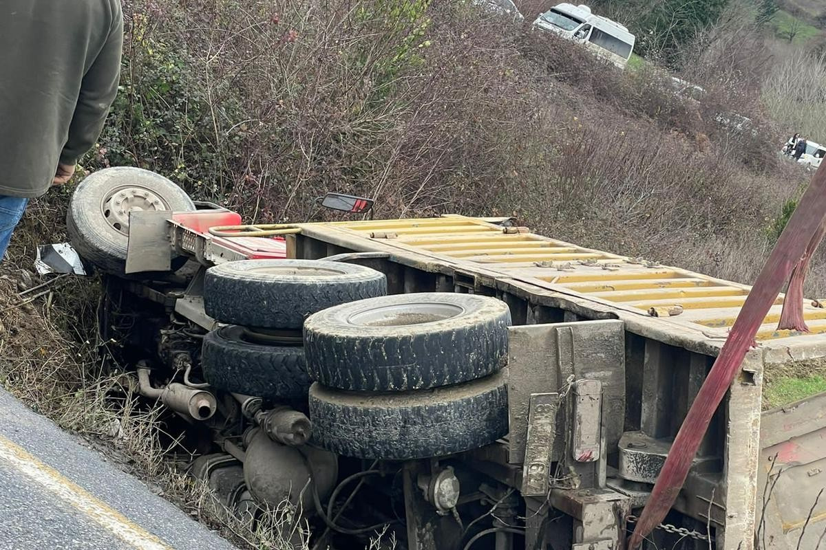 Kontrolden çıkan kamyon boş araziye devrildi