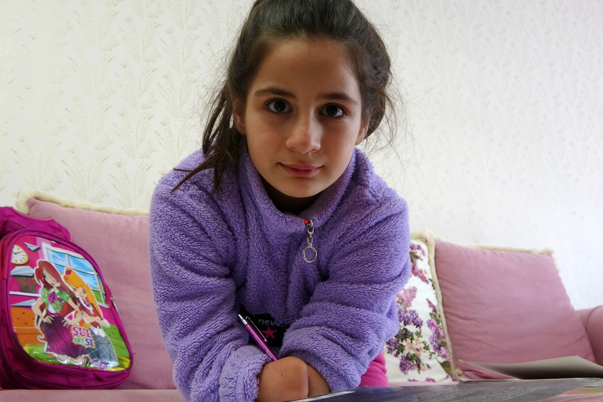 'Ellerim okumama engel olmayacak' diyen küçük Rabia uzanacak yardım elini bekliyor