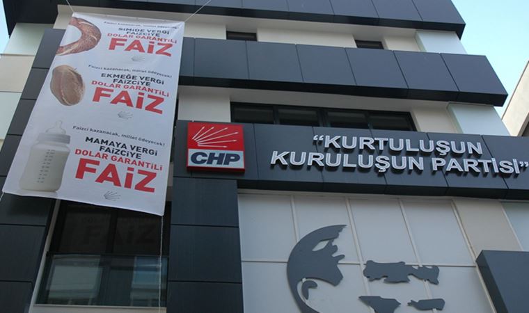 CHP İzmir il binasına "faizciye dolar garantili faiz" pankartı asıldı