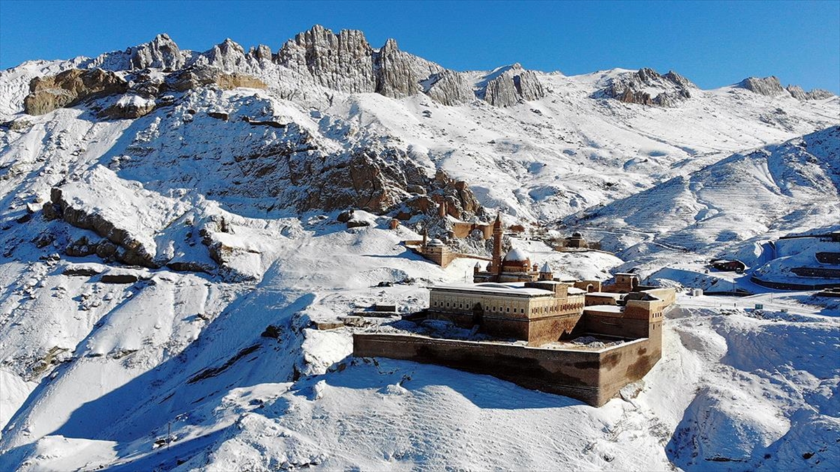 Doğubayazıt'taki İshak Paşa Sarayı Yeniden Beyaza Büründü