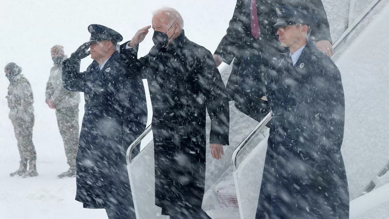 Biden'ın kar fırtınasındaki görüntüleri sosyal medyada viral oldu!