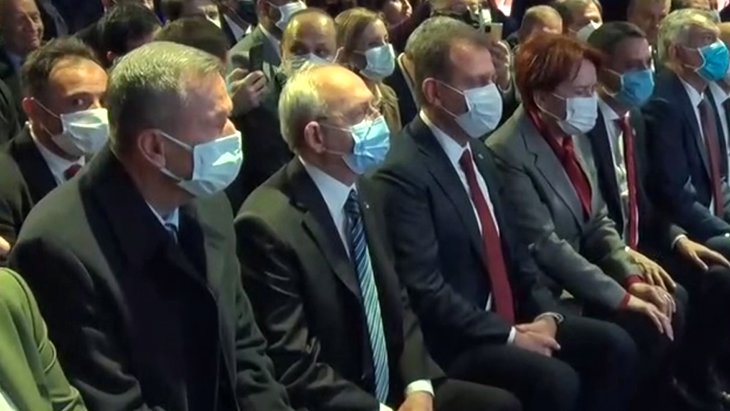 Selanik türküsünü dinleyen Meral Akşener, hem eşlik etti hem de ağladı