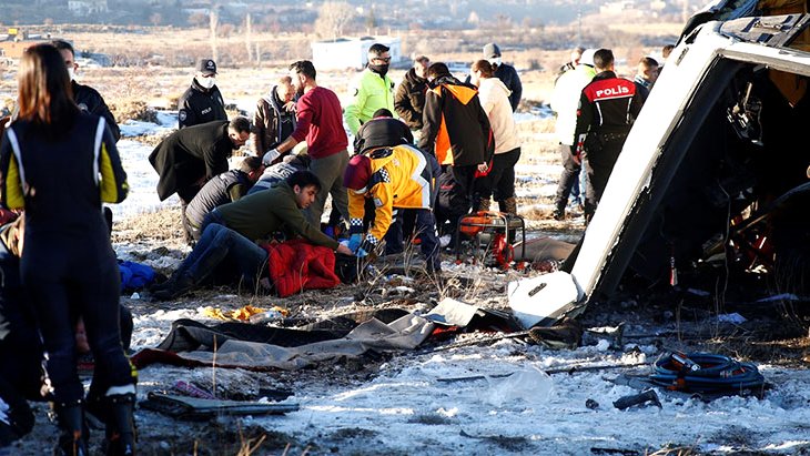 Kayseri'de öğrencileri taşıyan midibüs devrildi: 1 kişi öldü, çok sayıda yaralı var
