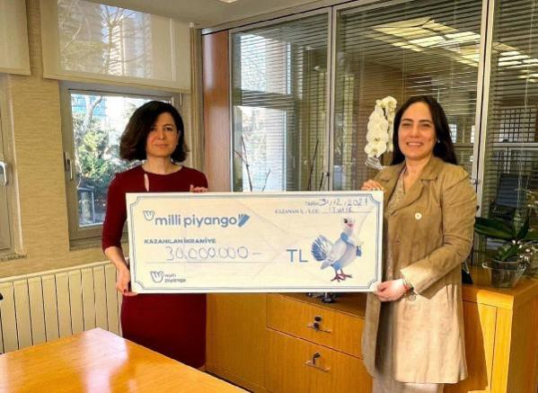 Milli Piyango Özel Yılbaşı Çekilişi'nde büyük ikramiyeyi kazanan talihli çekini teslim aldı