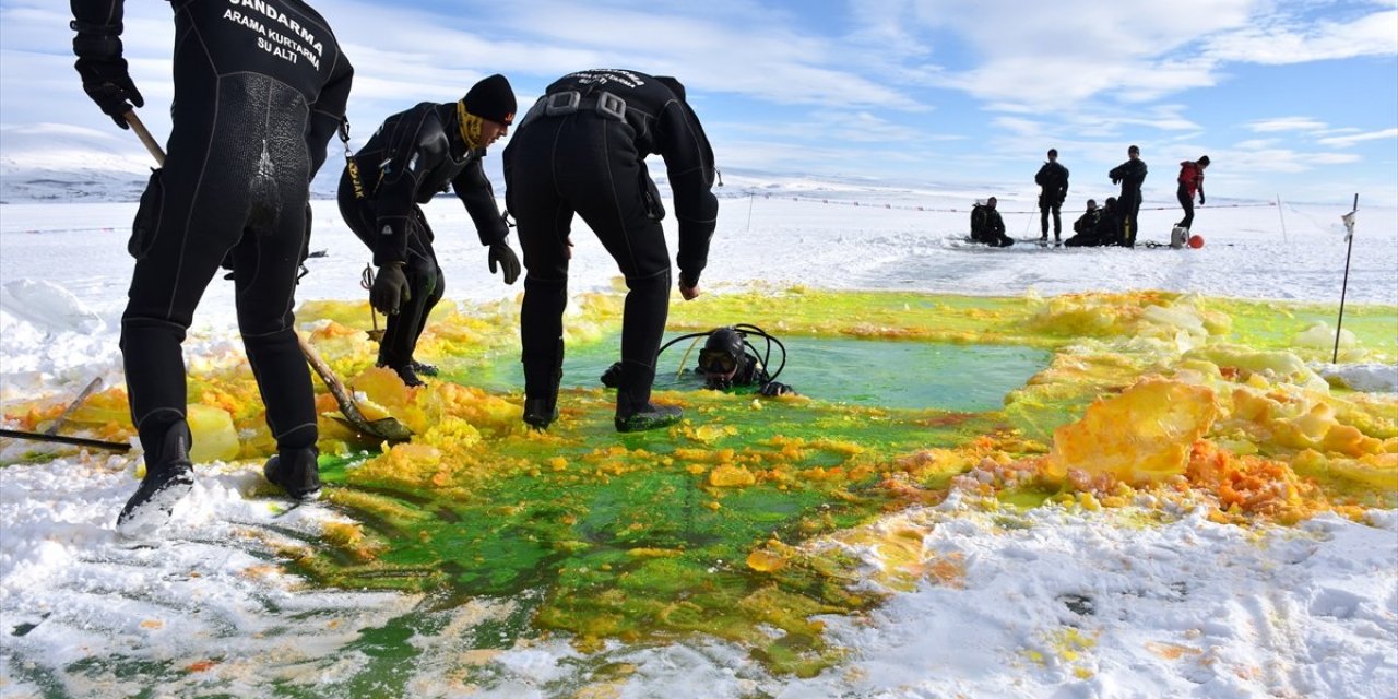 Çıldır gölü'nde su altı komandoları dalış gerçekleştirdi