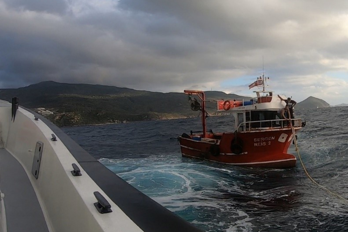 İzmir'de sürüklenen tekneyi Sahil Güvenlik ekibi kurtardı