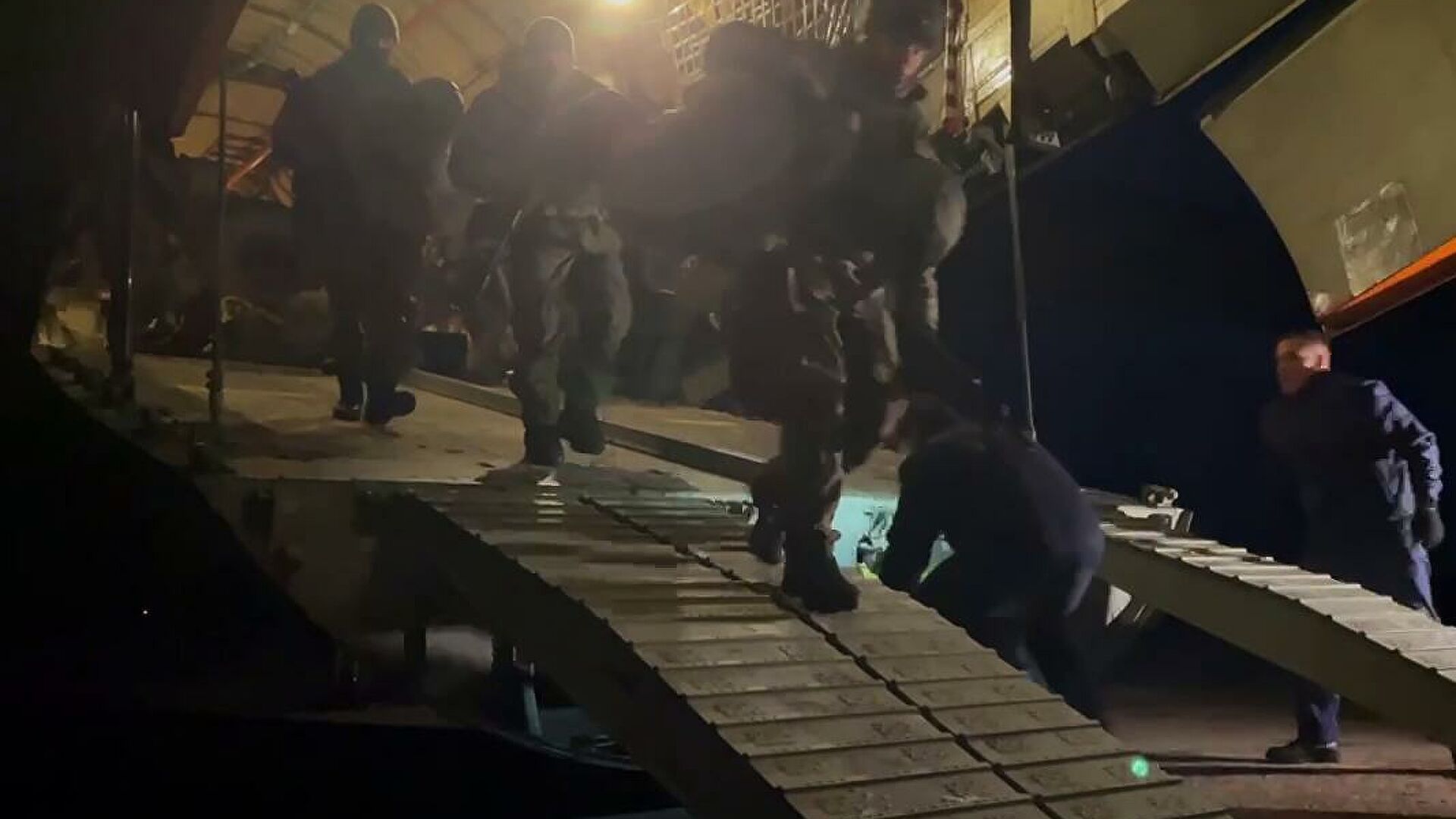 Rus barış gücünün ilk birlikleri Kazakistan’da: Almatı’daki tüm devlet binaları polisin kontrolünde